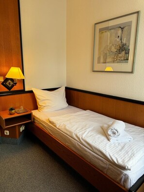 Laptop workspace, free WiFi, bed sheets - Hotel Zur Eiche (Meerane)
