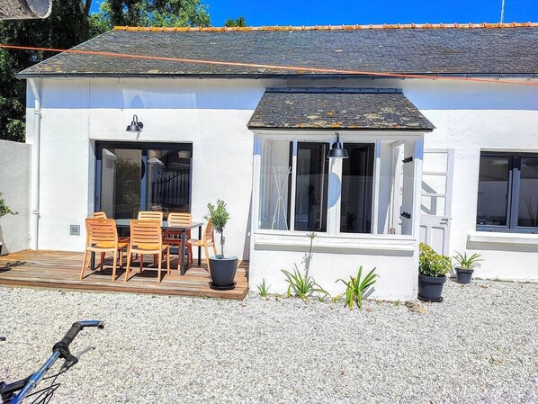 Outdoor dining - Cute family house - walking distance from beach (Guilvinec)