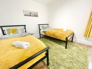 3 عدّة غرف نوم ومكواة/لوح كي وواي فاي وملاءات أسرّة