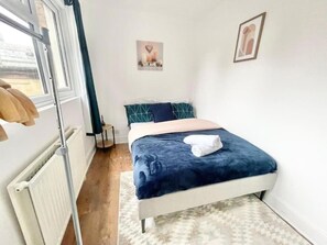 3 عدّة غرف نوم ومكواة/لوح كي وواي فاي وملاءات أسرّة