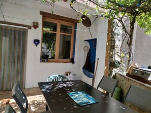 Outdoor dining - Maison de Village au Pied de L'aigoual Dans le Parc National des Cévennes (Bez et Esparon)