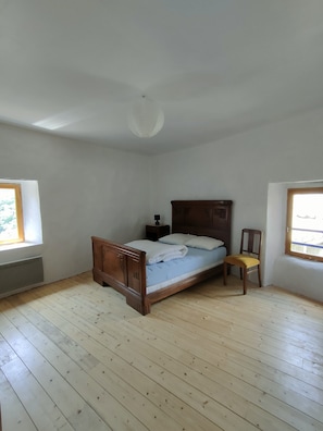 3 quartos, ferros/tábuas de passar roupa, roupa de cama