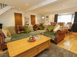 Living area - Chickerell House (Weymouth)