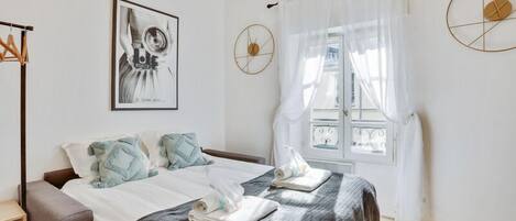 Een strijkplank/strijkijzer, wifi, beddengoed