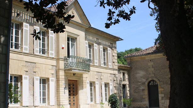 A historic building with a symmetrical facade, a central entrance, and a small balcony. - Malis Castéra Le petit château (Saint-Jean-de-Blaignac)