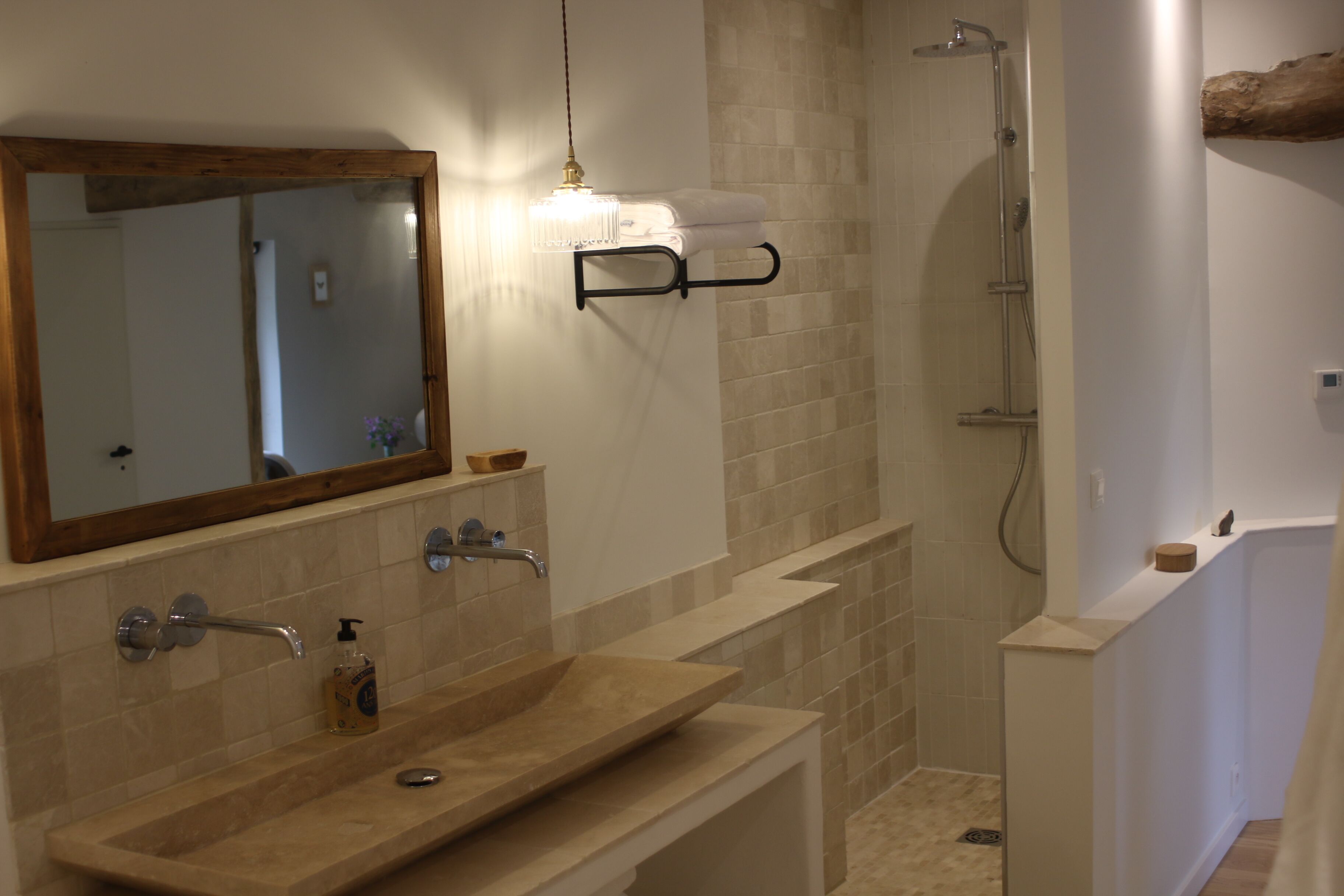 Suite Dordogne 1 Design | バスルーム | ヘアドライヤー、石鹸、シャンプー、トイレットペーパー