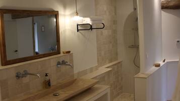 Suite Dordogne 1 Design | Bathroom | Hair dryer, soap, shampoo, toilet paper