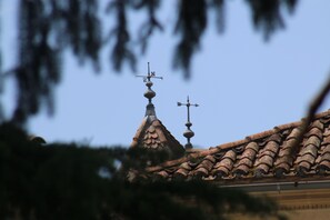 A building with a tiled roof and two weather vanes. - Malis Castéra Le petit château (Saint-Jean-de-Blaignac)