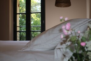 Suite Dordogne 2 Deluxe | Egyptian cotton sheets, premium bedding, down duvets, free WiFi - Malis Castéra Le petit château (Saint-Jean-de-Blaignac)