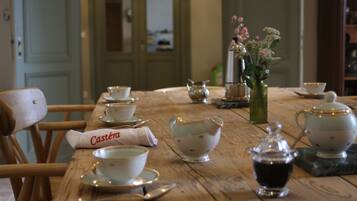 Daily continental breakfast (EUR 15 per person)