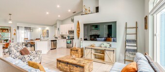 Pet-Friendly Fort Pierce Home w/ Pool & Kayaks!