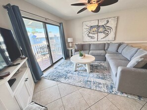 Apartment, Mehrere Betten, Balkon, Poolblick (Bayview 20) | Wohnbereich