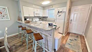 Kondominium, Beberapa Tempat Tidur, balkon, pemandangan kolam renang (Bayview 19) | Dapur pribadi