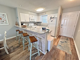 Condo, Berbilang Katil, Balcony, Pool View (Bayview 19) | Dapur peribadi