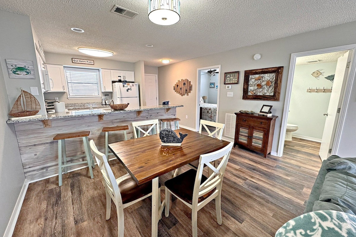 Condo, Multiple Beds, Balcony, Pool View (Bayview 19) | Dining