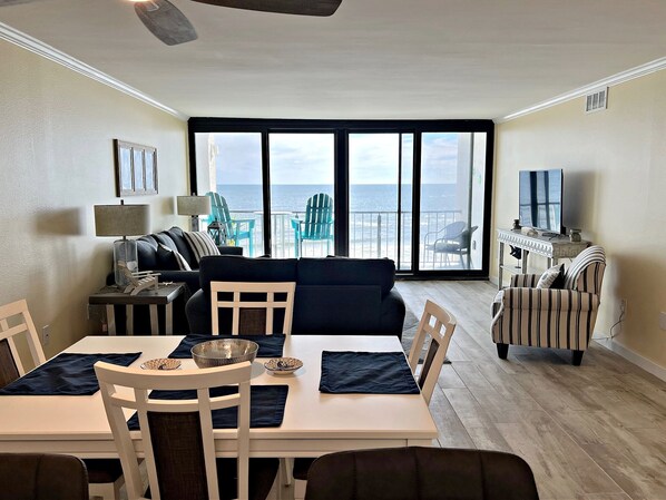 Condo, varias camas, acceso a la alberca (Breakers #54) | Área de sala de estar