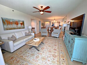 Apartment, Mehrere Betten, Poolzugang (Broadmoor 1002) | Wohnbereich