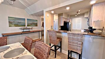 Condo, Plusieurs lits, accès à la piscine (Broadmoor 1002) | 2 chambres, décor unique, ameublement unique, literie fournie