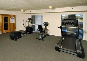 Une salle de remise en forme équipée de trois tapis de course, d’un vélo d’appartement et d’un rameur.