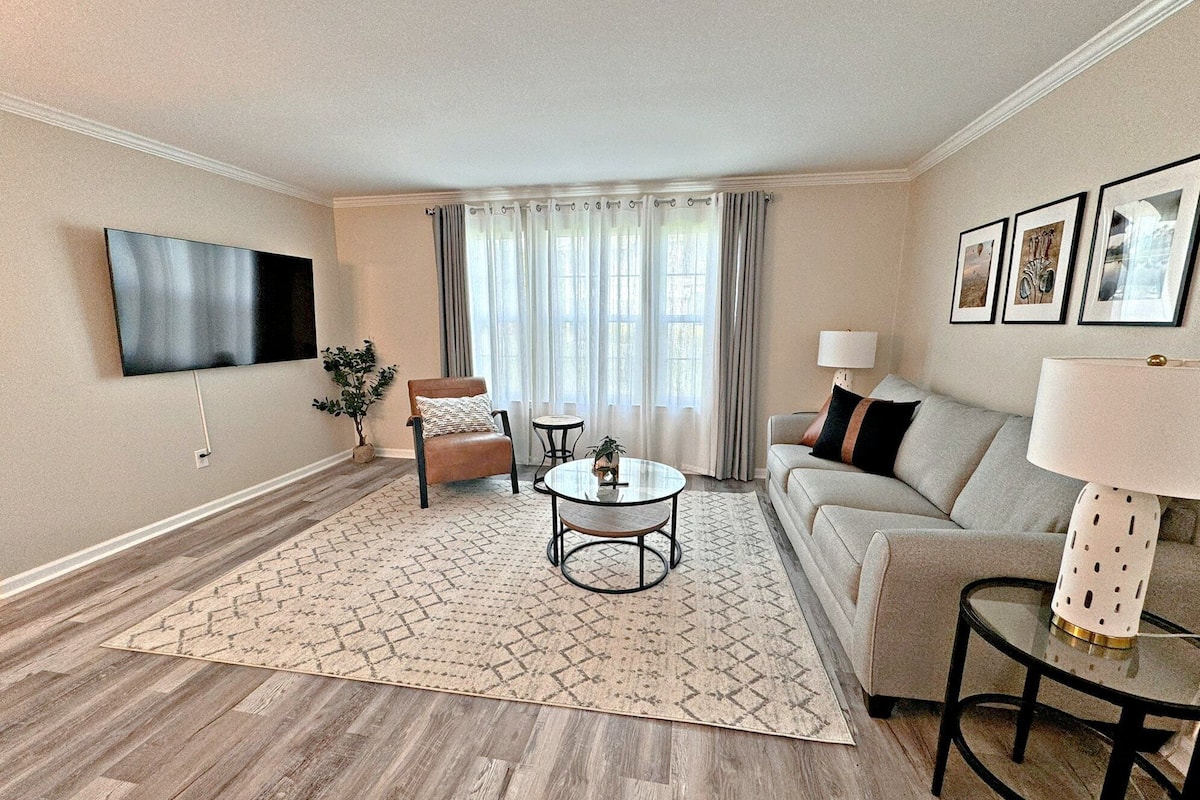 Condo, varias camas, balcón, vista a la alberca (Colony Club P6) | Área de sala de estar