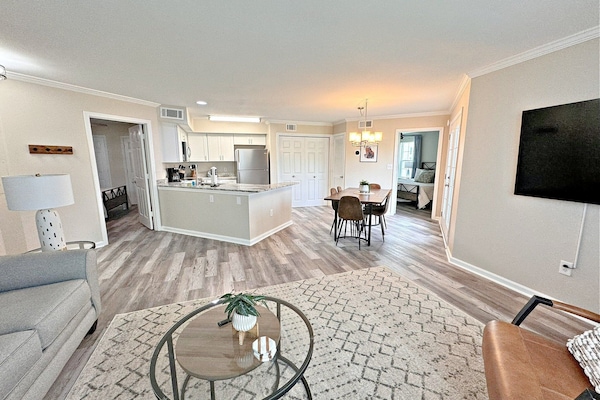 Condo, Multiple Beds, Balcony, Pool View (Colony Club P6) | Living area