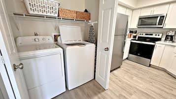 Condo, Multiple Beds, Balcony, Pool View (Colony Club P5) | Laundry