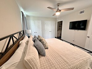 House, Multiple Beds, Balcony, Pool View (Colony Club P5) | 2 bedrooms, individually decorated, individually furnished, bed sheets
