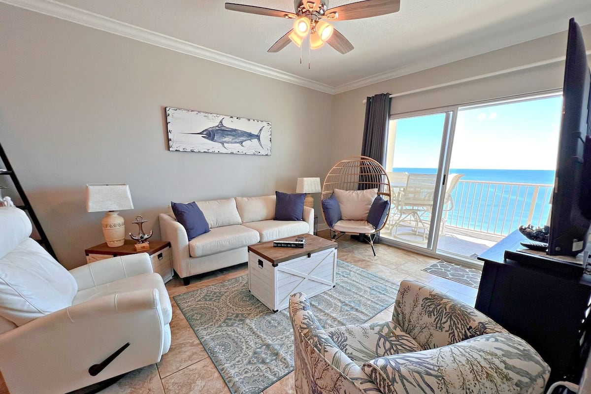 Apartment, Mehrere Betten, Poolzugang (Crystal Shores 904) | Wohnbereich