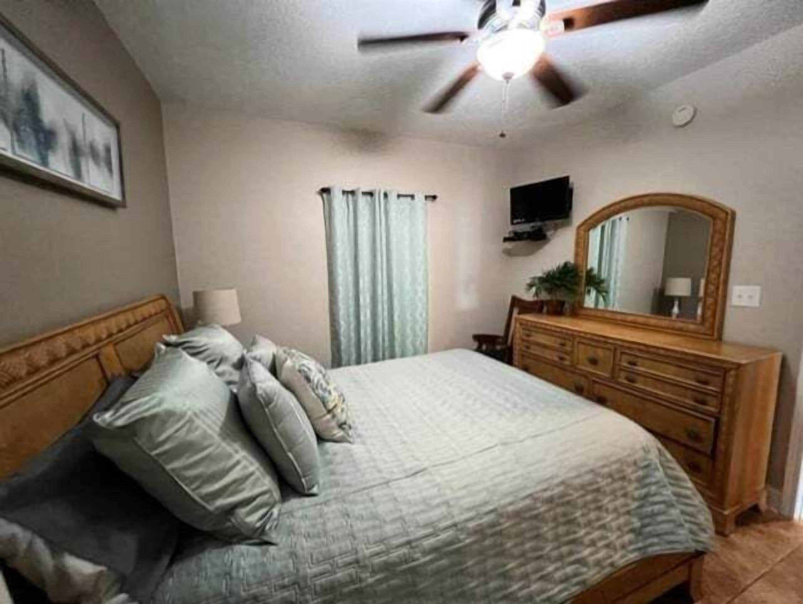 Lejlighed - flere senge - balkon (Crystal Shores 706) | 2 soveværelser, individuelt design, individuel indretning