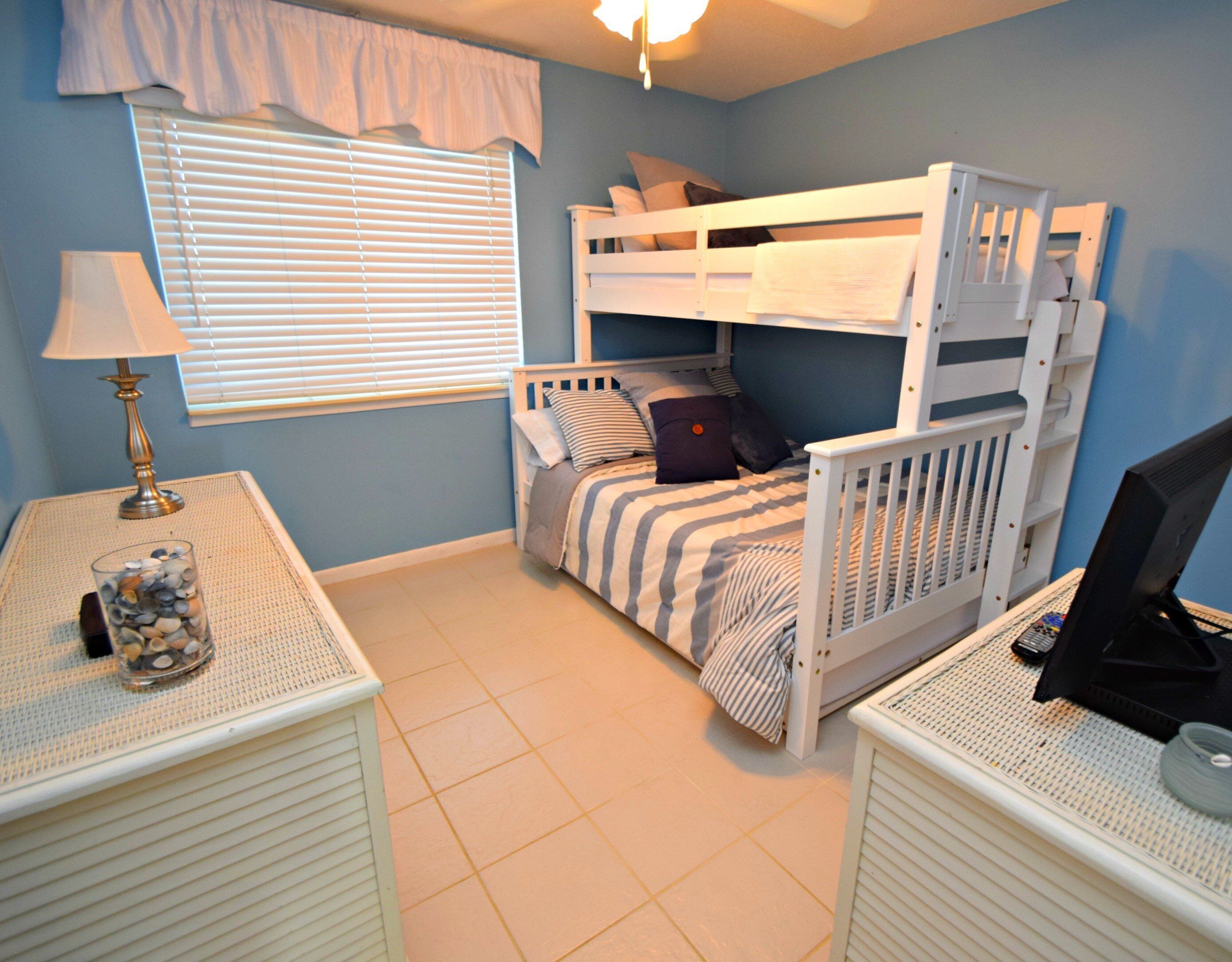 Huoneisto, useita sänkyjä, pääsy uima-altaalle (Driftwood Towers 4G) | 2 makuuhuonetta, yksilöllisesti sisustettu, yksilöllisesti kalustettu