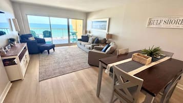 Condo, varias camas, acceso a la alberca (Driftwood Towers 5C) | Área de sala de estar