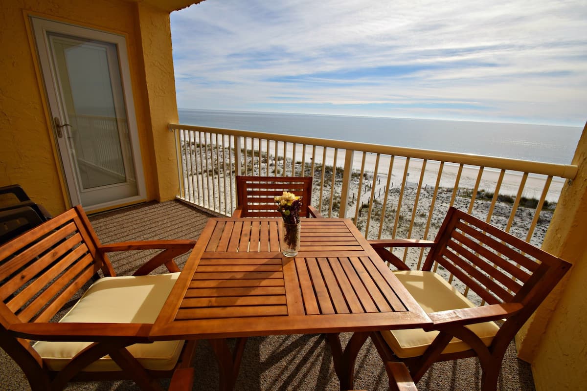 Apartamento, varias camas, acceso a la piscina (Driftwood Towers 4G) | Restaurante al aire libre