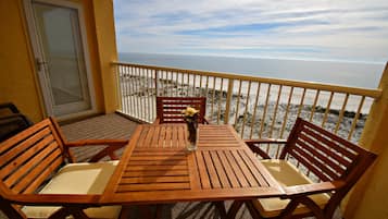 Condo, varias camas, acceso a la alberca (Driftwood Towers 4G) | Restaurante al aire libre