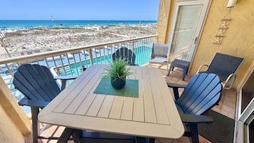 Apartment, Mehrere Betten, Poolzugang, Poolblick (Driftwood Towers 1D) | Speisen im Freien