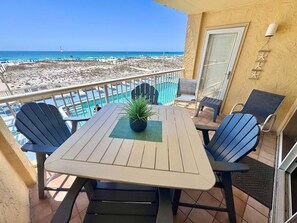 Condo, várias camas, acesso à piscina, vista para a piscina (Driftwood Towers 1D) | Opções para refeição ao ar livre