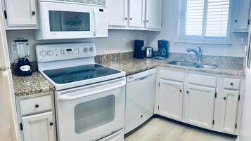 Apartment, Mehrere Betten, Poolzugang (Driftwood Towers 5C) | Eigene Küche | Wasserkocher mit Kaffee-/Teezubehör