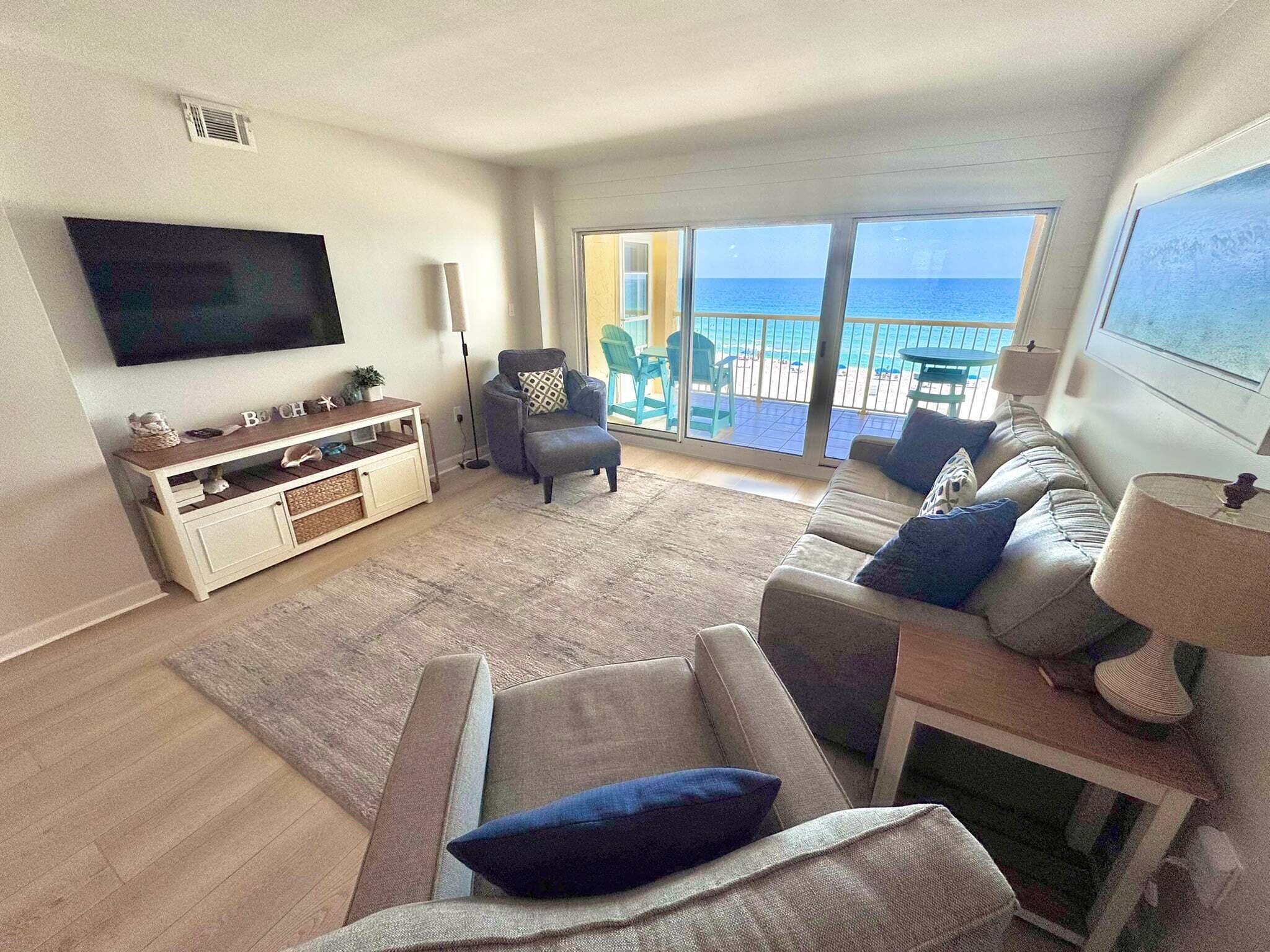 Condo, varias camas, acceso a la alberca (Driftwood Towers 5C) | Área de sala de estar