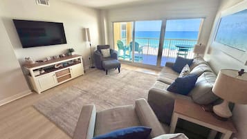 Condo, varias camas, acceso a la alberca (Driftwood Towers 5C) | Área de sala de estar