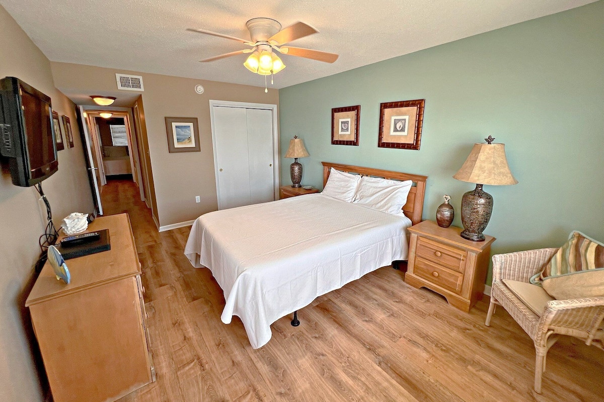 Huoneisto, useita sänkyjä, pääsy uima-altaalle (Driftwood Towers 5G) | 2 makuuhuonetta, yksilöllisesti sisustettu, yksilöllisesti kalustettu