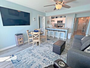 Condo, Plusieurs lits, baignoire à remous, vue sur la piscine (Grand Beach Resort 317) | Aire de séjour