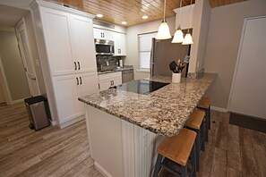 콘도, 침대(여러 개), 발코니, 수영장 전망 (Gulf House 203) | 전용 주방 | 커피/티 메이커