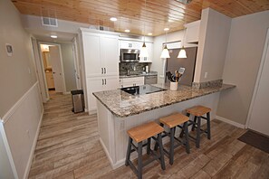 Appart'hôtel, plusieurs lits, balcon, vue piscine (Gulf House 203) | Cuisine privée | Cafetière/bouilloire