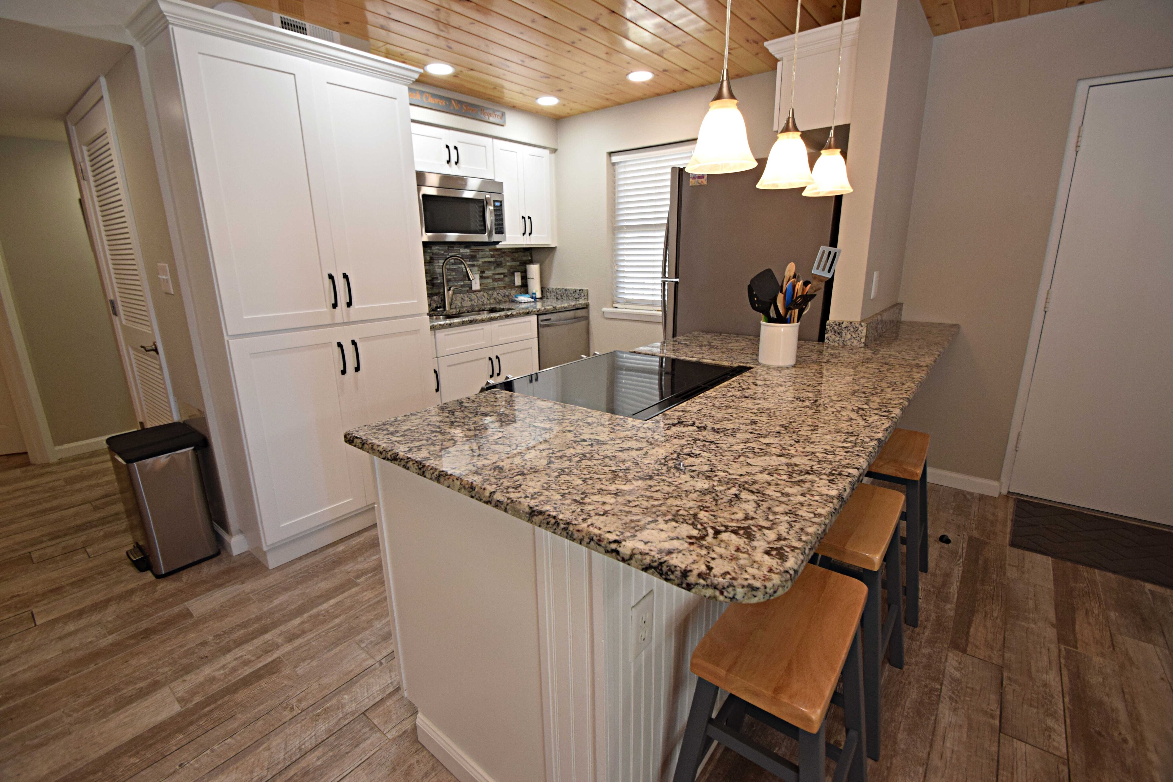 Condo, Plusieurs lits, balcon, vue sur la piscine (Gulf House 203) | Cuisine privée | Cafetière-théière