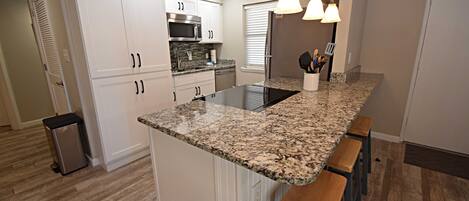 Condo, Plusieurs lits, balcon, vue sur la piscine (Gulf House 203) | Cuisine privée | CafetiÚre-théiÚre