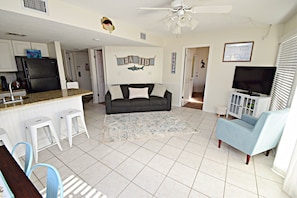 Apartamento, varias camas, balcón (Gulf Shores Plantation 1140) | Zona de estar