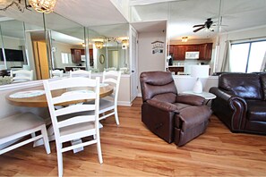 Huoneisto, useita sänkyjä, pääsy uima-altaalle, rantanäköala (Gulf Shores Plantation 5509) | 2 makuuhuonetta, yksilöllisesti sisustettu, yksilöllisesti kalustettu