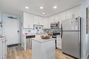 Appart'hôtel, plusieurs lits, accès piscine, vue océan (Gulf Shores Plantation 1306) | Cuisine privée | Cafetière/bouilloire