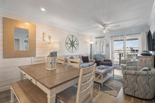 Condo, varias camas, acceso a la alberca, vista al océano (Gulf Shores Plantation 1306) | Área de sala de estar