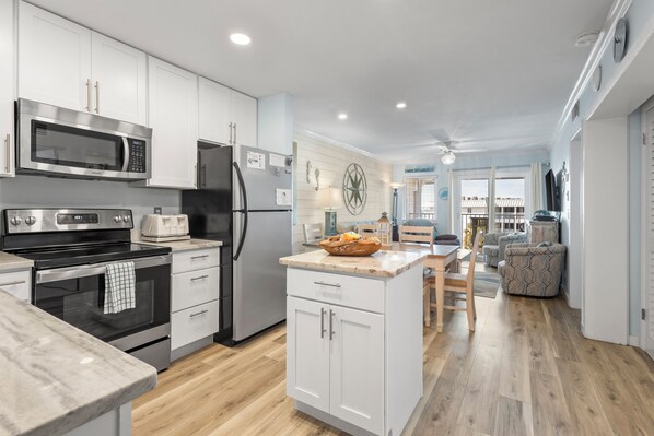 Huoneisto, useita sänkyjä, pääsy uima-altaalle, valtamerinäköala (Gulf Shores Plantation 1306) | Yksityinen keittiö | Kahvin-/teenkeitin