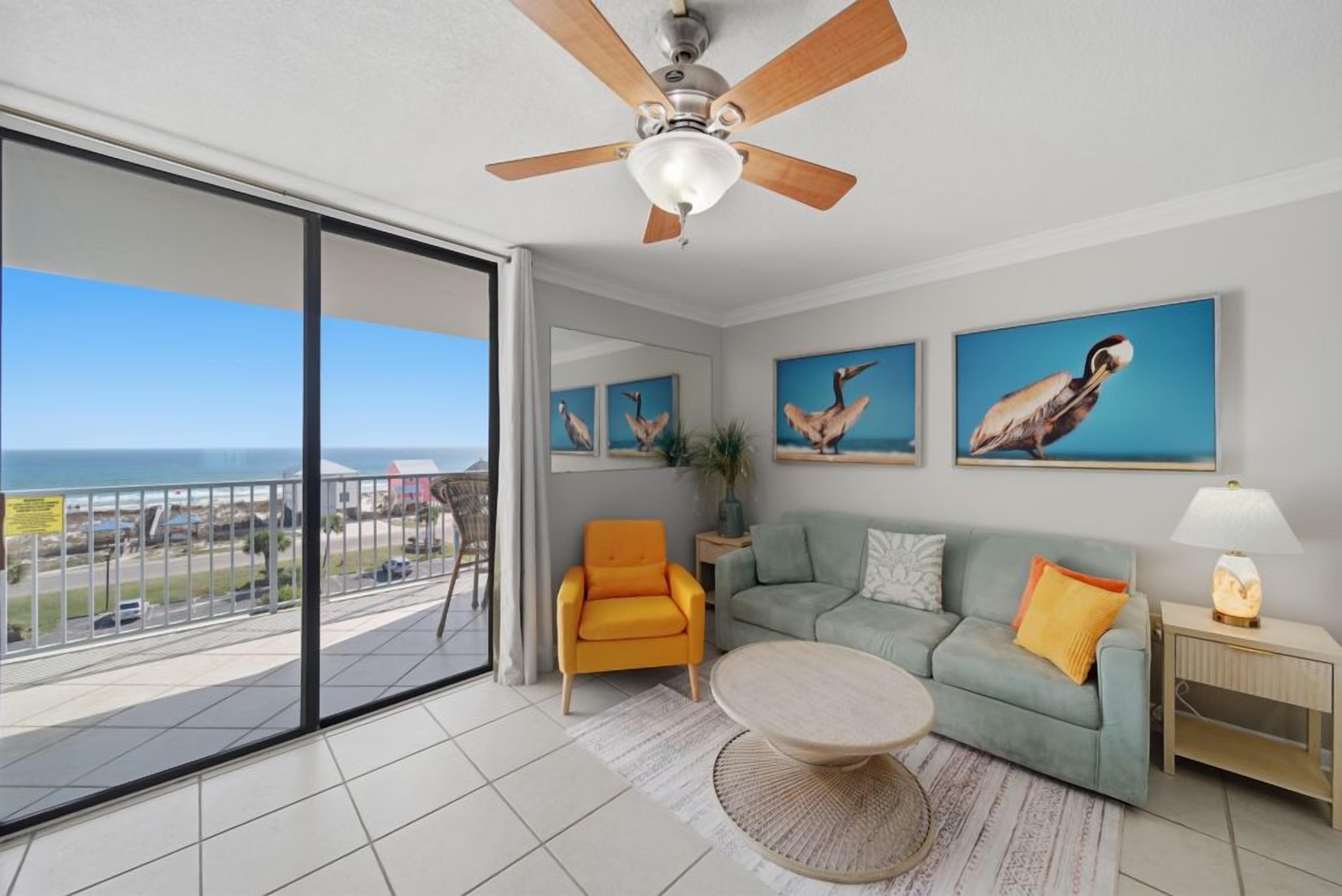 Appartamento, 1 letto queen con divano letto, balcone (Gulf Shores Surf & Racquet Club 606A) | Area soggiorno